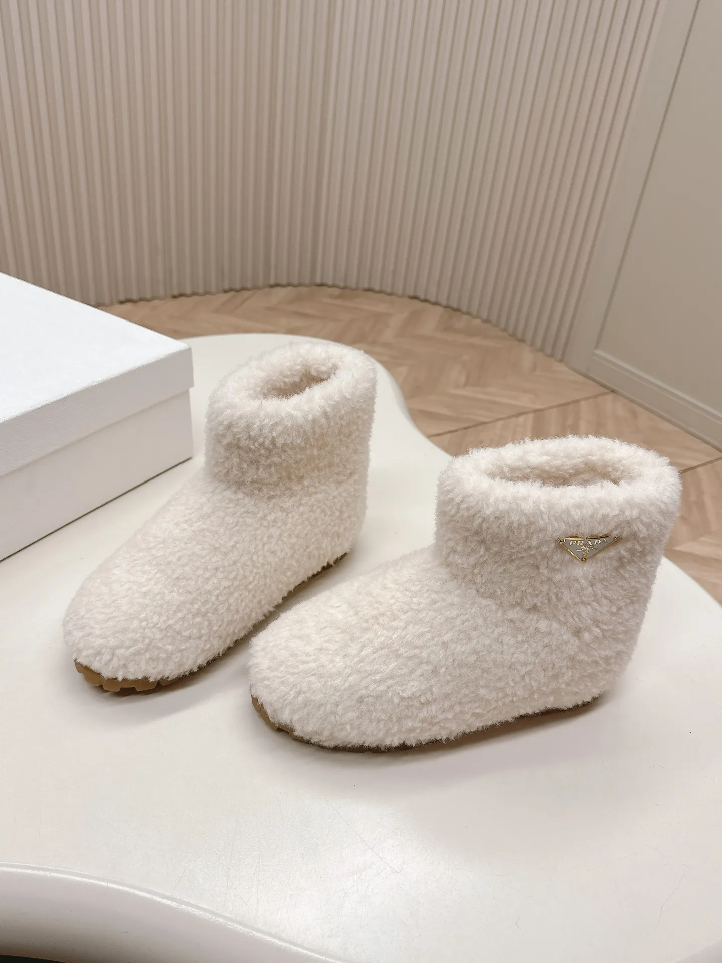 👟👟Ex-factory price 560👟👟 Prada prada24 autumn and winter furry short boots snow boots． The classic triangle buckle is comfortable, cute, cute, fashionable, elegant and versatile. The wool is comfortable and soft, awakening the warmth of autumn and winter. Let you walk comfortably from morning to night. You can easily manage the changing seasons. Wool, original outsole! 35-40 yards